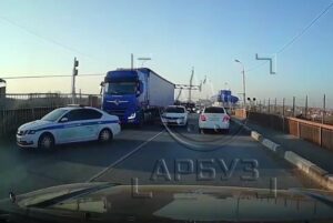 Астраханские водители сами останавливают фуры на Старом мосту