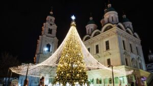 Застройщики — городу: главную новогоднюю елку Астрахани помогла установить «Искра»