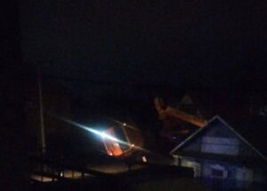 В Астрахани подъемный кран рухнул на частный дом