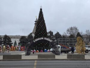 Фото: площадь Ленина в Астрахани превращается в новогоднюю сказку