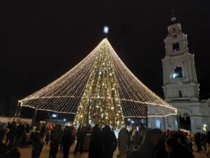 В Астрахани зажгли одну из самых красивых елок: был сам Дед Мороз и Снегурочка