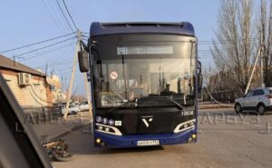 Пассажиры синего автобуса подрались из-за попытки затащить в салон мопед