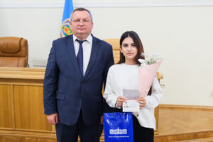 Игорь Мартынов вручил первые паспорта активно проявившим себя астраханским школьникам