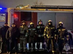 В Астрахани пожарные спасли из горящей квартиры 16-летнюю девушку и котика