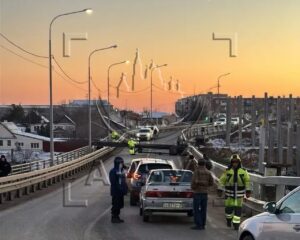 В Икряном подъемный кран упал на мост и перекрыл движение