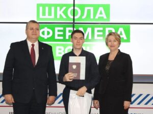 Астраханский вице-губернатор вручил дипломы выпускникам «Школы фермера»