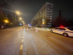 В Астрахани женщина переходила дорогу на красный и погибла под колесами