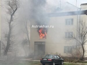 Столбы пламени вырывались из окна квартиры на улице Боевой