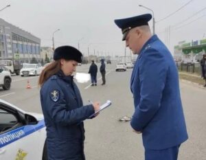 В Астрахани один автомобиль сбил женщину, а второй ее переехал