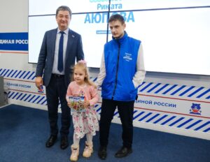 Депутат Госдумы Ринат Аюпов поздравил с Новым годом более четырех тысяч детей
