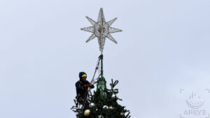 В астраханском кремле установили елку и залили каток: фоторепортаж