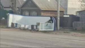 В Астрахани ветер перевернул остановку: неудержимая стихия