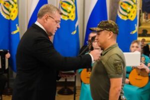 Игорь Бабушкин вручил награды астраханцам, доказавшим преданность Родине