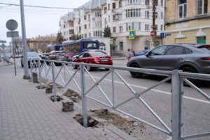 В Астрахани установили специальные барьеры, чтобы дети не бегали по дорогам