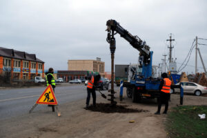 На выезде из Астрахани в сторону Камызяка начали устанавливать уличное освещение