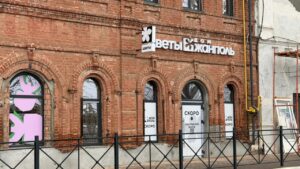 Старое здание на астраханской набережной долго реставрировали, теперь оно стало популярным местом