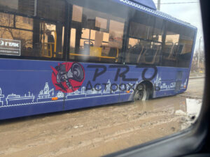 На астраханской улице в яму провалился автобус