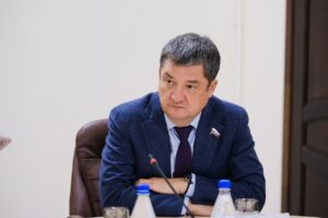 Депутат Госдумы Ринат Аюпов обеспечил астраханца инвалидным креслом