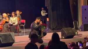 В Астрахани на актера из «Великолепного века» надели корону и казачий костюм