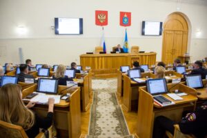 Вице-губернатор Денис Афанасьев поручил активнее поддерживать сотрудников с детьми