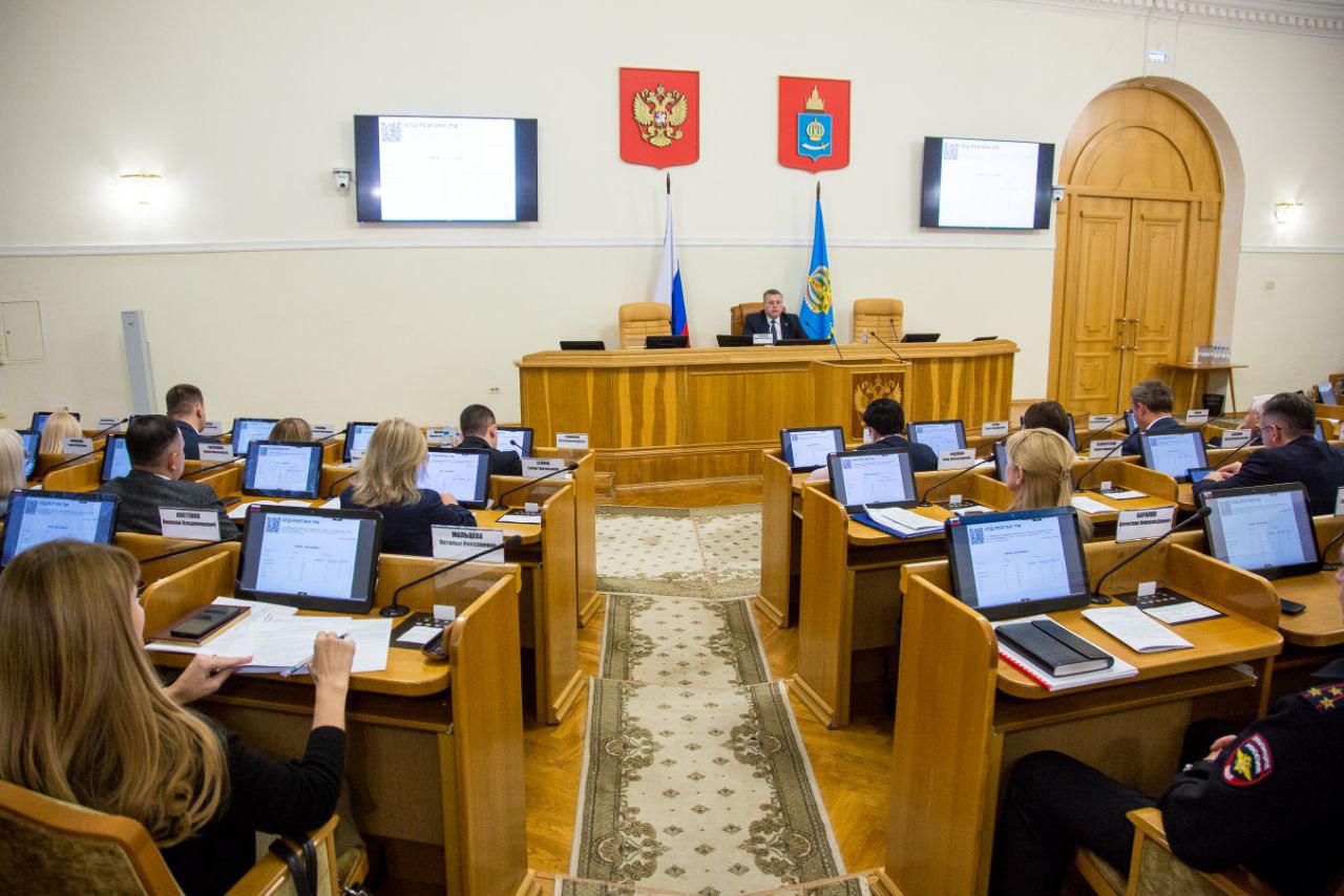 Вице-губернатор Денис Афанасьев поручил активнее поддерживать сотрудников с детьми