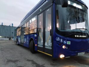 В Астрахани появились новогодние автобусы: на каких маршрутах они будут ходить