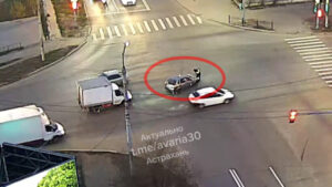 На опасном перекрестке в Астрахани чуть не сбили инспектора ДПС