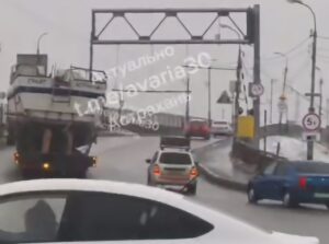 На Старом мосту заметили фуру с буксирным катером