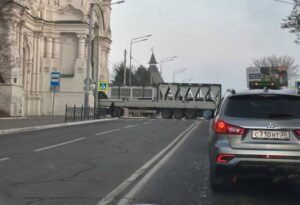 В Астраханский кремль привезли елку и оборудование для катка