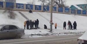 Маленькие астраханцы из-за зимних развлечений рискуют отказаться под колесами машин