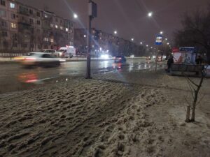 В Астрахани с тротуаров никто не убрал снег, он превратился в жижу и лед, люди падают