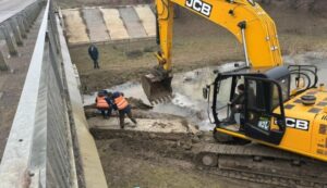 Ерик в Астраханской области перекрыли строительным мусором