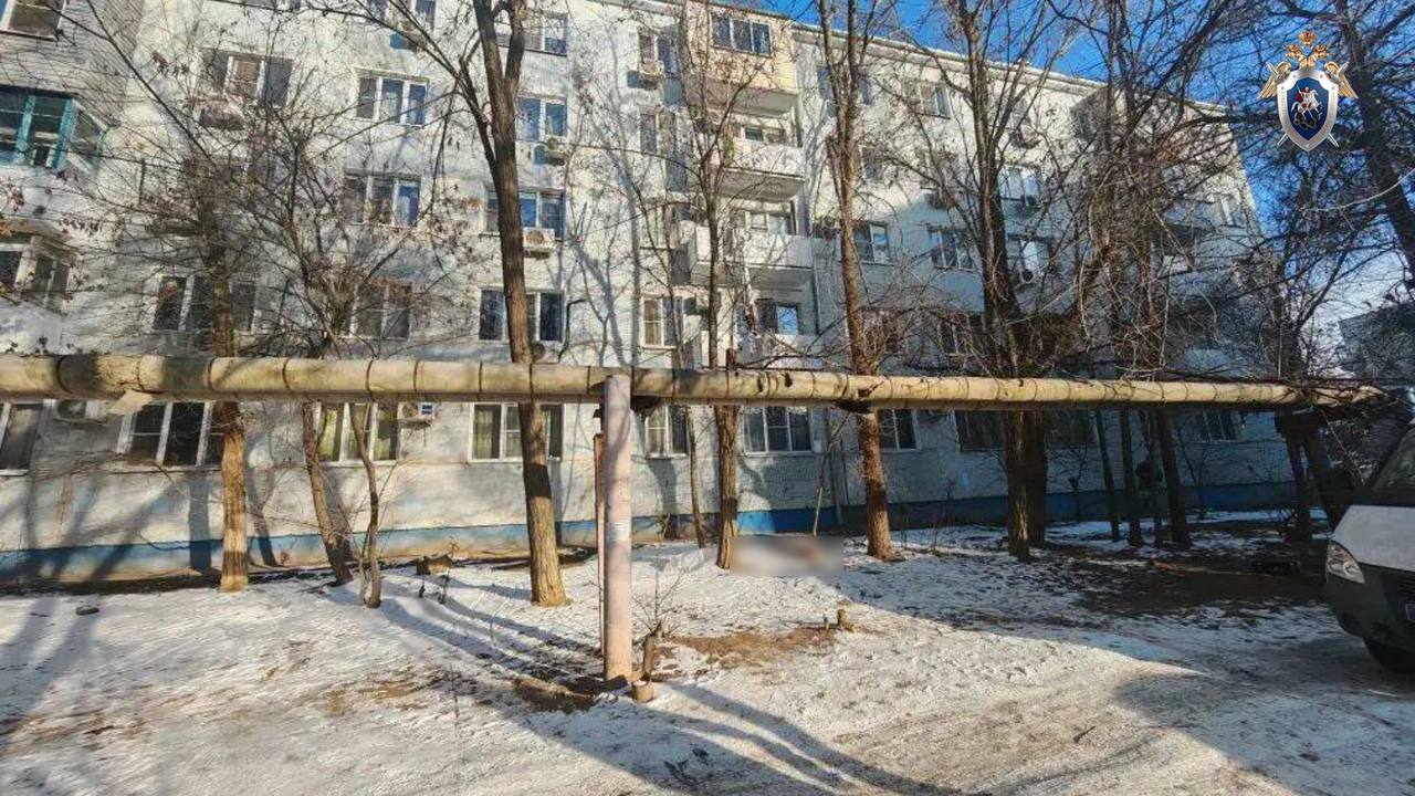Под окнами дома в Трусовском районе Астрахани нашли труп