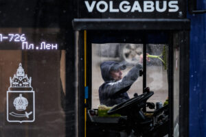 Ждут мужчин и женщин: где в Астрахани готовы платить до 130 тысяч