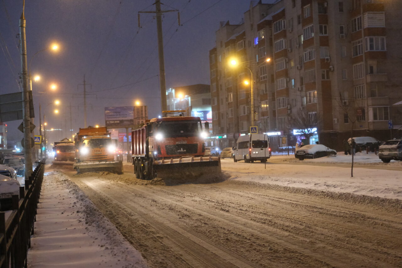 Расчищать снег в Астрахани будут всю ночь