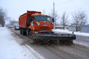 В администрации рассказали, сколько машин убирало снег в Астрахани