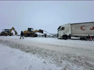 В Астраханской области полицейские откапывали колеса грузовиков и вытаскивали легковушку