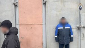 В Астрахани сотрудник судостроительного завода взял миллион, чтобы пускать рабочих