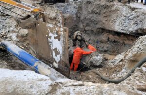 «Астрводоканал» продолжает ремонт крупной аварии на водопроводе