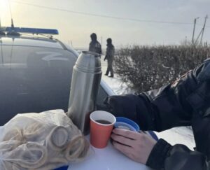 Непогода объединяет: в Астраханской области полицейские угощали водителей