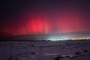 Экстремальная магнитная буря превратила астраханское небо в красное зарево