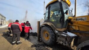 В Астрахани продолжают устранение аварии на теплосети в Автогородке