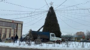 На Мостострое начали разбирать новогоднюю елку