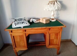 В астраханском поселке есть стол, который хранит историю двух известных писателей