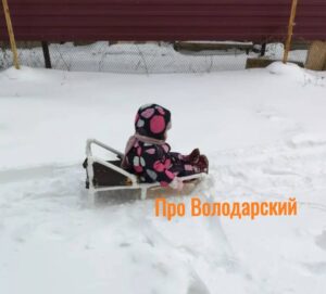 Под Астраханью для ребенка сделали необычные санки, они такие одни