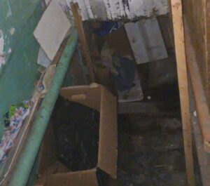 В Астрахани жители затопленного дома с плесенью боятся, что он не выдержит