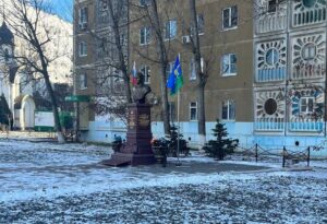 В новогоднюю ночь в Астрахани спилили елку возле памятника десантнику Василию Маргелову