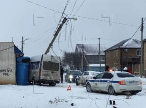 В Астрахани «Газель» врезалась в столб и чуть его не повалила