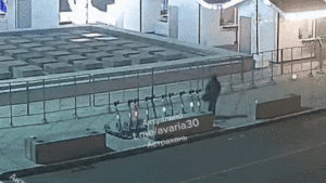 Астраханец устроил эффект домино из самокатов на площади Ленина