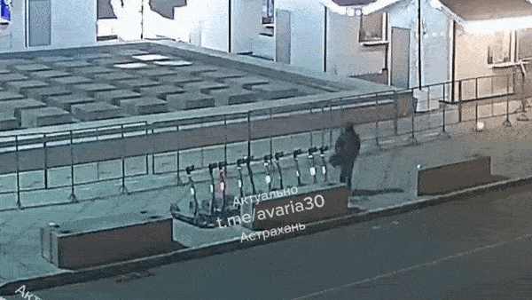 Астраханец устроил эффект домино из самокатов на площади Ленина